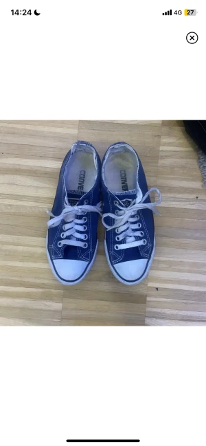 Blå converse  - Skriv om du har frågor eller vill ha fler bilder! Köparen står för frakt. Kan även mötas i Stockholm