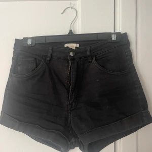 Jeansshorts Svarta - Svarta jeansshorts från H&M. Fin passform och är hyfsat tajta. Lite små i storleken enligt mig. 
