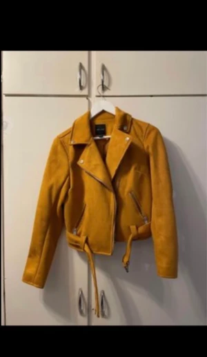 Mocka Jackor  - Tre stycken jätte fina mocka jackor. Har använt några gånger, och känner att någon annan kan ha mer utnyttjande till de! Köptes i London. 300kr st, pris kan diskuteras. :)