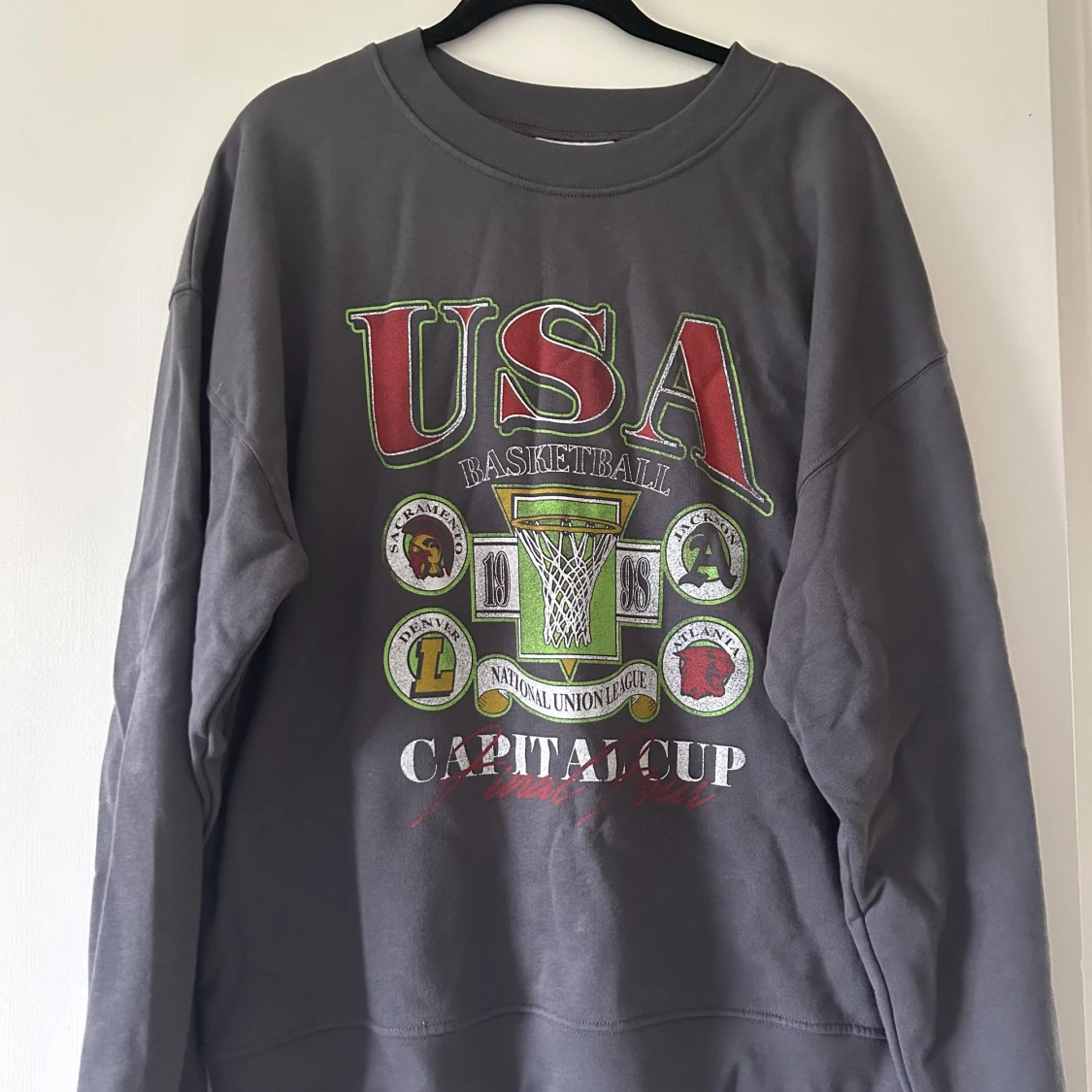 Grå swetshirt med stortryck framtill - 90