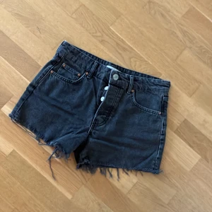 Jeansshorts  - Mycket korsta svarta jeansshorts.  I gott skick. 