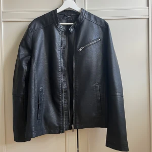 Skinnjacka - Skinnjacka, använts ca 2 gånger. Storlek M. Köpt på plick sen innan i extremt bra skick, märket är okänt💓