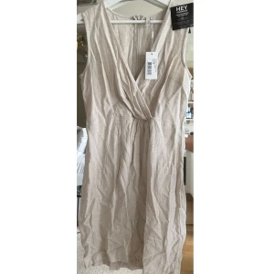 OANVÄND linneklänning - Oanvänd klänning i linne från NA-KD