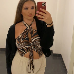 Topp - Säljer denna jättefina topp, som går att styla på många olika sätt❤️❤️ köpt från shein ❤️