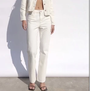 Säljer mina vita mid rise jeans från zara, så fina vita jeans med brun söm. Endast använd 3 gånger så i jätte bra skick!❤️ - Skriv för mer information!🥰