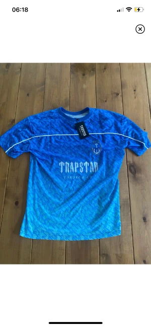 Trapstar t-shirt  - Trapstar fotbolls t shirt  Oanvänd crewneck medföljer 