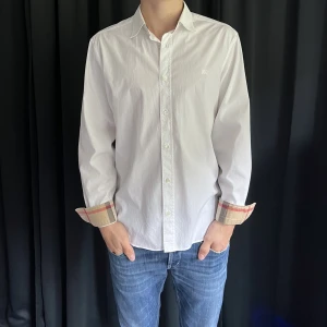 Burberry skjorta stl M - Säljer nu denna sjukt snygga burberry skjortan | Skick 9/10 | Nypris 3999 kr | Mitt pris 1199 kr | Hör av er vid minsta lilla fundering!🤝