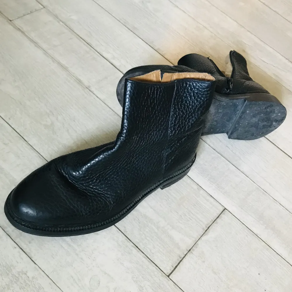 Fina chelsea boots skor i läder från Walk london. Lädret är i utmärkt skick och skorna har inte någon skada. Använt skorna fåtal gånger.  Nypris:1300 :-  Size: 8 motsvarar 42. Skor.