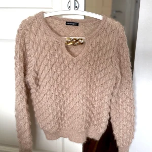 Fin tröja - Fin beige tröja från SHEIN. Helt ny. Storleken är S-M Beige men aningen glittertrådar Mjukt material som inte sticks eller kliar.