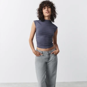 Skitsnygg topp - Säljer denna jättesnygga blåa topp från Gina tricot!! Aldrig använd då den bara ligger i garderoben. Köptes för ca 1 månad sedan :) slutsåld på hemsidan 💕