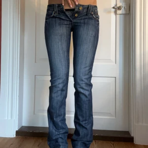 Lågmidjade assnygga jeans  - Midjemått- 38cm  (rätt över)  Inerbenslängd -85cm  Jag är 170 på bilderna! Inga defekter!  Du kan använda KÖP NU💕
