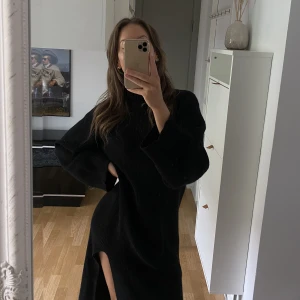 Stickad långklänning  - Svart stickad poloklänning med slits, fint skick. Passar XS/S