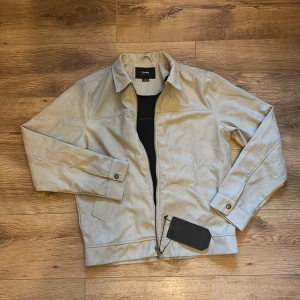 Tunn jacka   - Helt ny och oanvänd mockajacka från Pull&bear.   Rensar ur min garderob från en hel del oanvända kläder🌼 Kika och se om du ser något mer i min profil som du gillar så skickar jag med det till dig också!😊 Fler kläder kommer! 