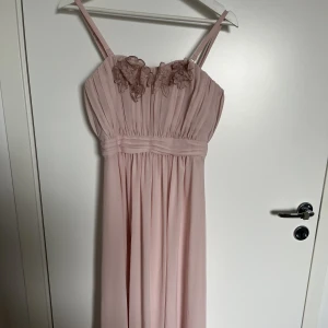 Klänning - Festklänning säljes i strl XS/34. Knappt använd och i gott skick. 