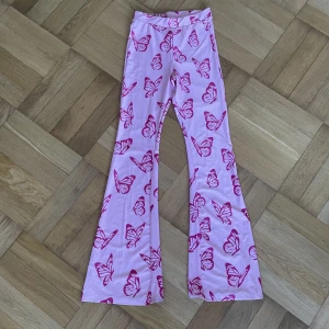 flared mjukis - Super söta ”orrebyxor” som tyvärr har blivit försmå😔 Jätte sköna och sitter perfekt på💕