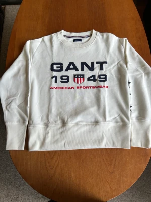 Gant tröja vit  - Tuff vit Gant tröja i fint skick . Stl S . 