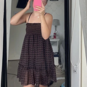 Supersöt klänning!💗 - Okänt märke, tyvärr en liten defekt vid rygg (kom för fler bilder)!💗