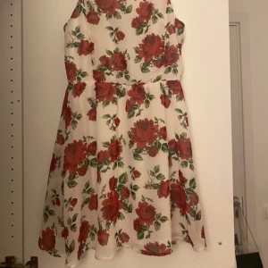 Klänning  - Klänning med blommig mönster. Stretchig på bröst delen. Den kommer ungefär till knäna.  har prislappen kvar och färgerna sticker ut mer i riktiga livet 🫶🏻 Perfekt till sommaren 🌸