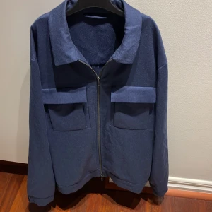 Kashmir/ull overshirt J Lindeberg - Säljer nu min mörkblåa overshirt med zip från J lindeberg. Materialet är Ull och Kashmir. Den är i bra skick och storlek Large. True in size. För fler bilder skriv.