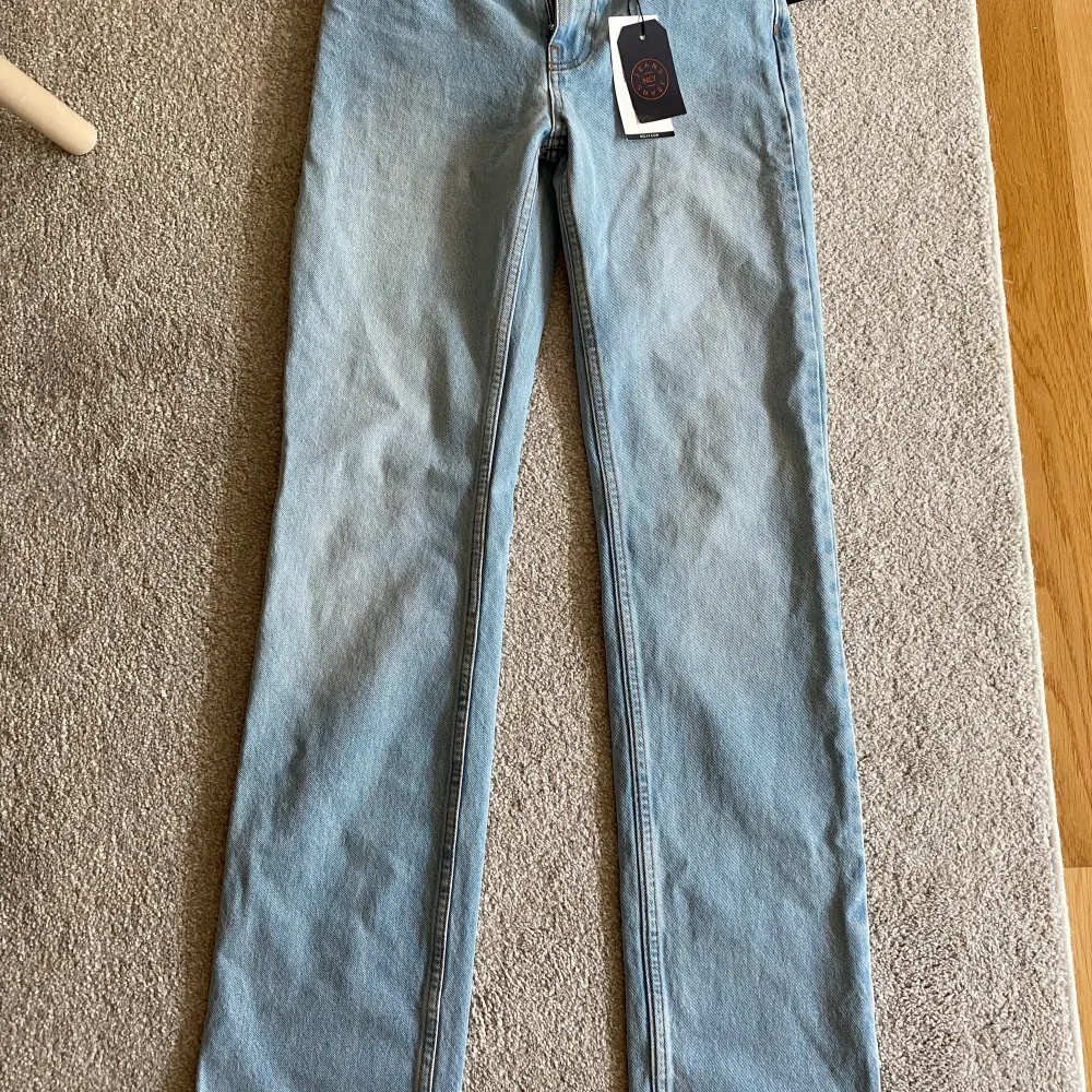  jätte fina blåa jeans från Nelly! Aldrig använda med lappen kvar i storlek 32! Aldrig använda. Jeans & Byxor.