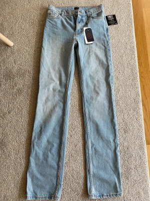 Blå jeans -  jätte fina blåa jeans från Nelly! Aldrig använda med lappen kvar i storlek 32! Aldrig använda
