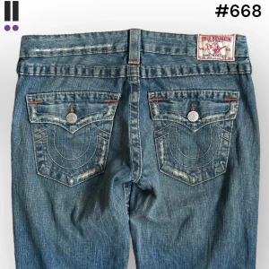 True religion jeans #668 - True Religion jeans i model Joey 💜 Tag 29W 💜Midja (rakt över) 40cm 💜 Innerben 80cm 💜 Ytterben 104cm 💜 Benöppning 26cm 💜  💜Våra mått blir W=31 och L=31 💜 Men jämför alltid måtten med dina bästa jeans💜668