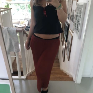 Kjol - Härlig orange/röd kjol.  Det är bara att fråga om du undrar något💗💗