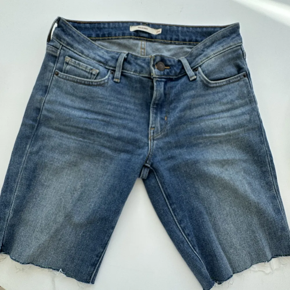 Ett par shorts från Levis som jag klippt själv utav ett par vanliga jeans. Modellen är slim. . Shorts.