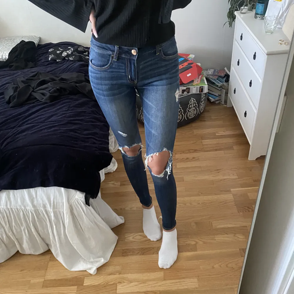 American eagle jeans/jeggings. Det är supersköna att ha på sig. De är lågmidjade så snygga! Storleken är US 0. jag har normalt storlek 34/36 i byxor, så tycker de är stretchiga🌸. Jeans & Byxor.