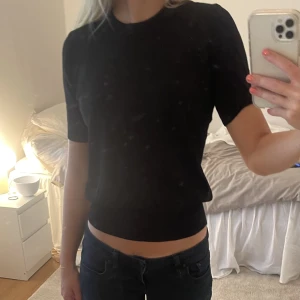 Zara T-shirt  - Basic T-shirt frk zara, resår längst ner på tröjan så den blir tajt, sparsamt använd