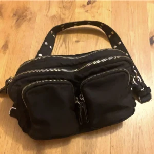 Väska  - Väska från Gina kommer ej till användning💕stort utrymme, lånd bild  