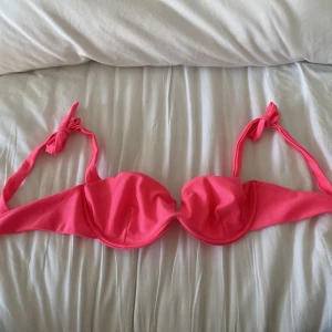 Rosa bikinitopp - Säljer denna neonrosa bikini tropp från Nelly💓💘👙 Säljer då den inte passar mig med större byst. Den är i storlek M och skulle säga att den bör passa någon med storlek S/M eller 70 B/C👙 Använd en gång och är därför i nyskick!