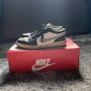 Säljer mina Jordan 1 low black medium pågrund av att jag har fått ett par nya skor, skick 5/10, det finns hål i sulan i bak och det finns inte någon sula. Nypris 2999kr på merchsweden. Pris kan diskuteras vid snabb affär 