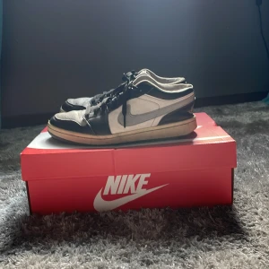 Jordan 1 low - Säljer mina Jordan 1 low black medium pågrund av att jag har fått ett par nya skor, skick 5/10, det finns hål i sulan i bak och det finns inte någon sula. Nypris 2999kr på merchsweden. Pris kan diskuteras vid snabb affär 
