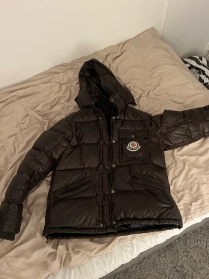 Säljer Moncler Jacka  - Köpt här på Plick för 5000kr