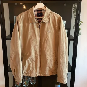 GANT jacka - säljer denna jacka med märke av GANT väldigt lite använd 