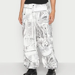 Jaded London - Jaded London OVERSIZED PARACHUTE PANTS REALISTIC - Jeans relaxed fit - white  Hej ! Denna produkt  har jag Aldrig använt så den  är helt ny och det är storlek M.  