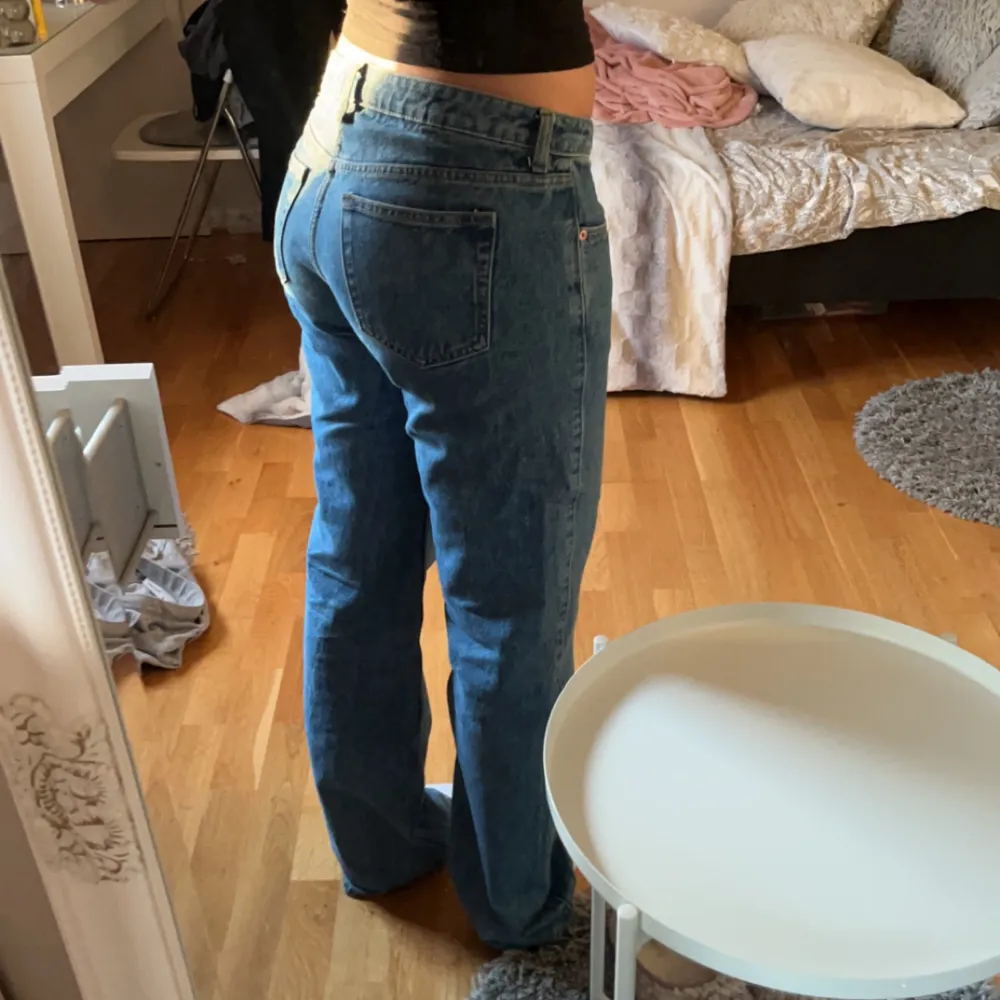 Jättefina lågmidjade jeans från weekday som jag inte längre använder, väldigt bra skick därav säljer jag för 400+frakt🫶🏼. Jeans & Byxor.