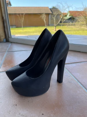 Svarta klackar - Stl 37 Nyskick  Ordinarie pris 399