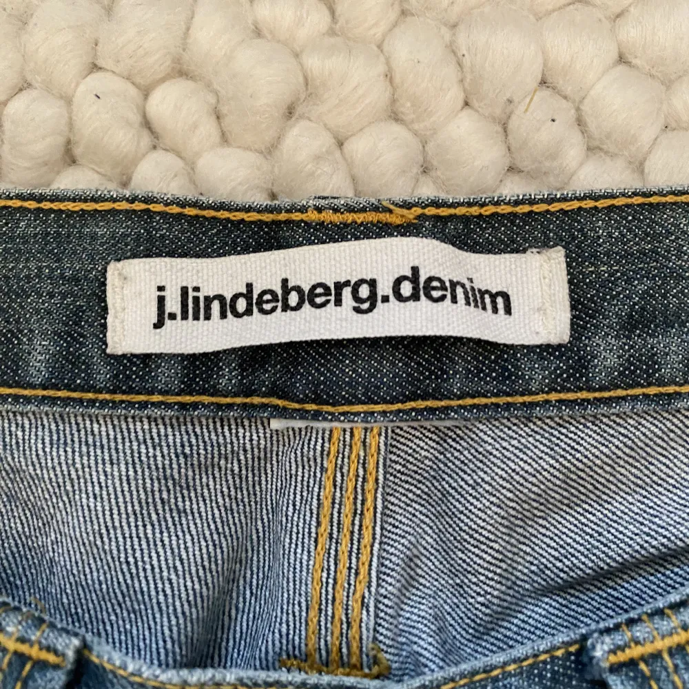 Säljer ett par lågmidjade utsvängda jeans från J.lindeberg. Skriv för fler bilder✨ Midjemått=79cm Innerbenslängd=80cm Frakt står du för själv!💕. Jeans & Byxor.