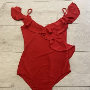 Bodysuit linne - Så cool! Tyvärr för liten för mig. Perfekt under jeans till sommaren! Från djur- och rökfritt hem. Se gärna mina andra annonser. 