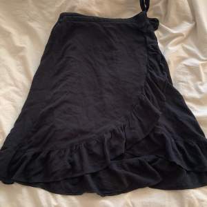 En svart kjol som inte kommer till användning längre. Storlek 10 till 12 år så ca xxs.