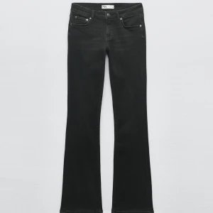 Zara bootcut jeans - ”Jeans ZW the bootcut med låg midja” från Zara i storlek 38. 