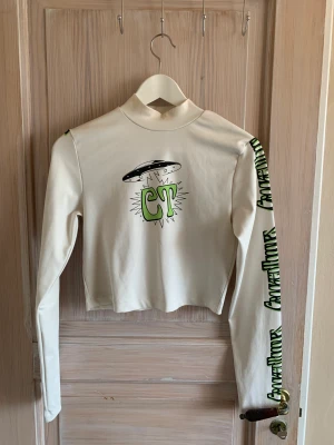 Topp, asos  - Fin och cool topp med tryck. Fint skick, endast använd ett fåtal gånger. 