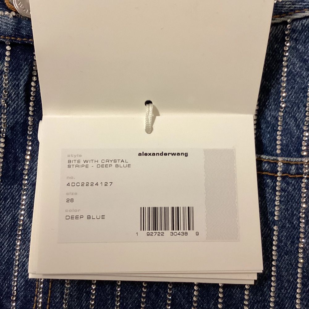Ursnygga, helt nya Alexander Wang jeans shorts med tags kvar. Storlek 26 men shortsen är större än 26• Ord.pris:704 euro(ca 8600kr). Mått tagna tvärsöver: Midjemått:ca 38 cm. Lång:ca 38 cm. Skickar spårbart. Samfraktar för lägsta möjliga fraktkostnad.. Shorts.