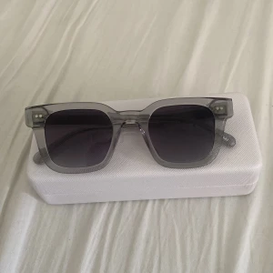 Chimi 04 grey  - Säljer nu mina chimi solglasögon helt ny använd en gång säljes för dom e för små för mig 