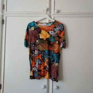 Topp - Topp från twilft med tryck. Står ingen storlek men passar st L.