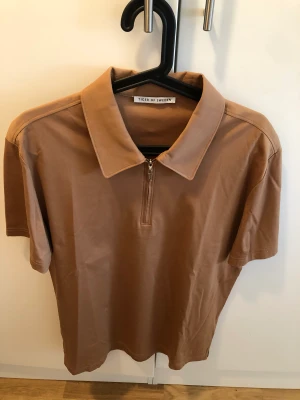 Tiger of Sweden piké.  - Säljer min tiger of Sweden piké pga att den inte används.  Använd 1 gång så pikén är i nyskick.   Köpt för: 1199 kr. Mitt pris: 300kr.  Pris är förhandlingsbart. 