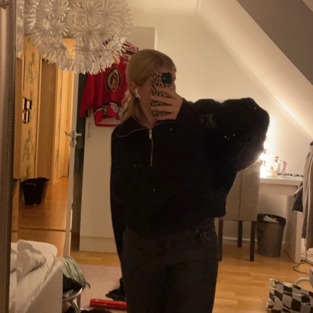 Säljer nu denna mysiga tröja då den inte kommer till användning. Köpt här på plick och efter de har jag bara använt den en gång.💞(förta bild är lånad) hör av er för mer info💞. Neuleet.