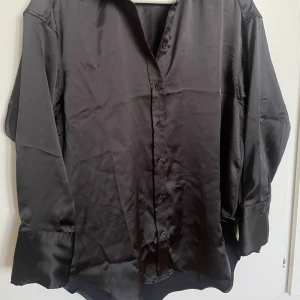 blank skjorta - svart blank skjorta från hm, aldrig använd